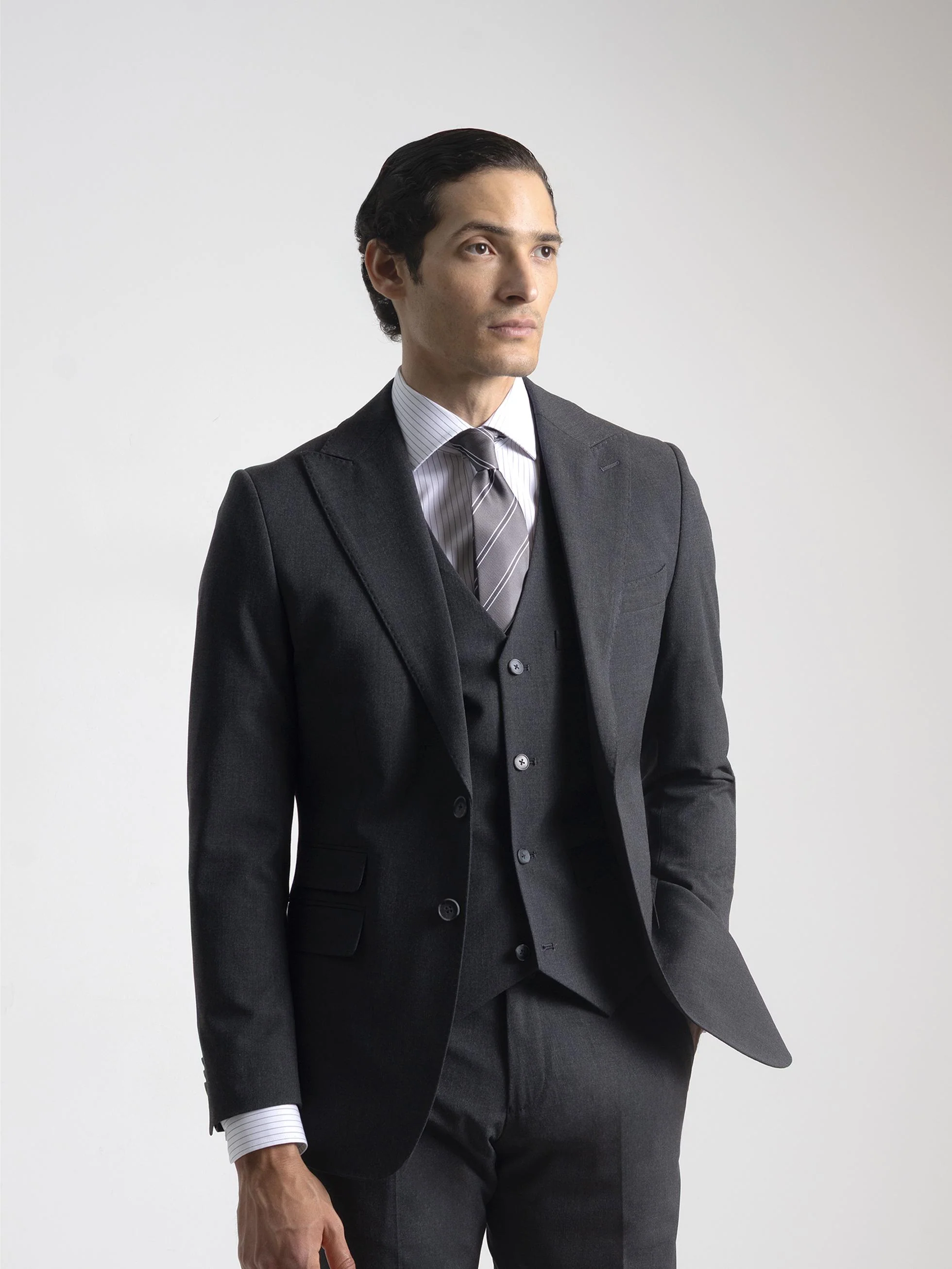 TRAJE TRES PIEZAS GRIS OSCURO - Image 3