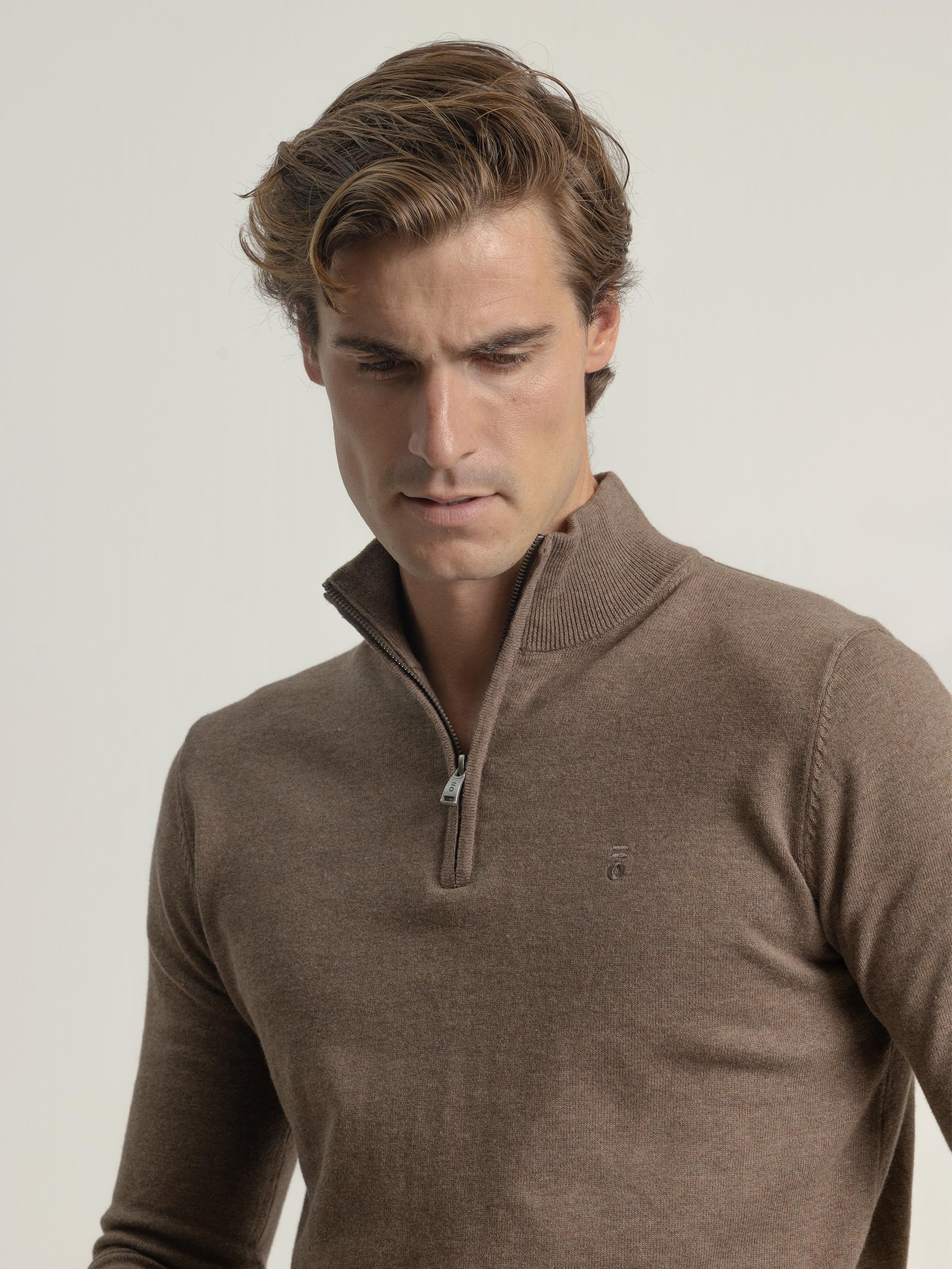 JERSEY CUELLO MOCK CREMALLERA TIERRA - Image 2
