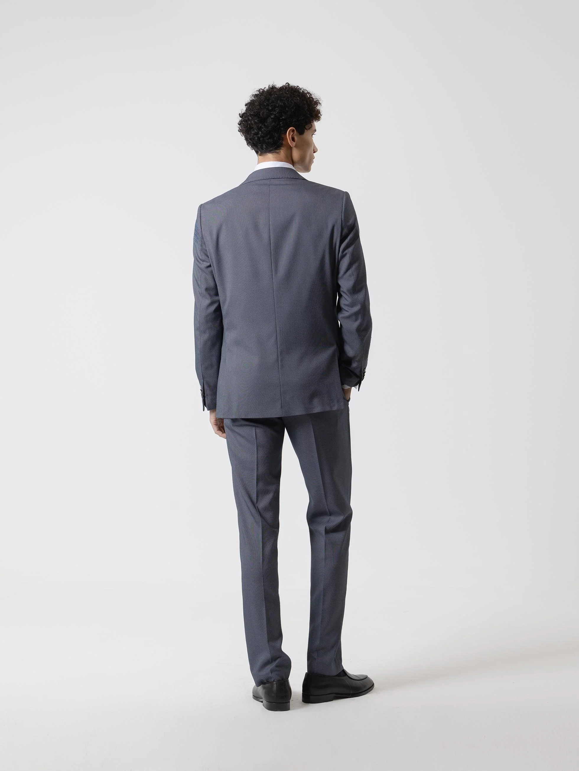 TRAJE ESTRUCTURA GRISÁCEO - Image 4
